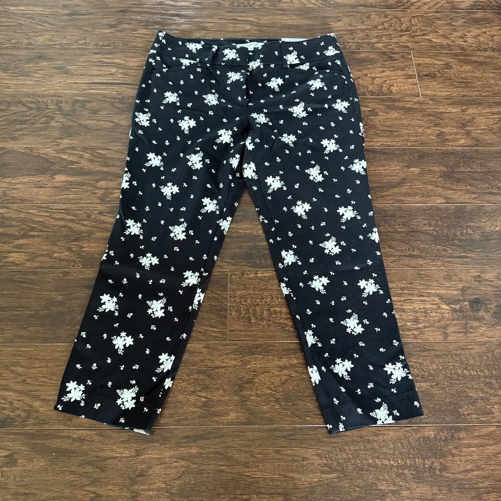 LOFT Riviera Marisa Floral Cropped Pants Black White Size 6P NWT - Picture 3 of 12